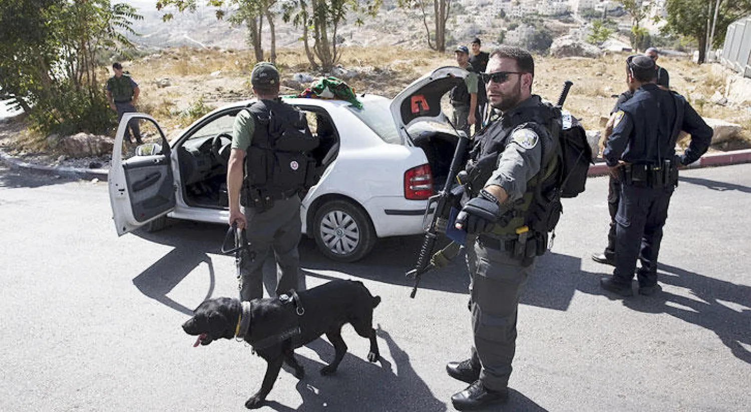 إسرائيل تغلق أحياء في القدس الشرقية وتنشر جنودا على الطرق السريعة