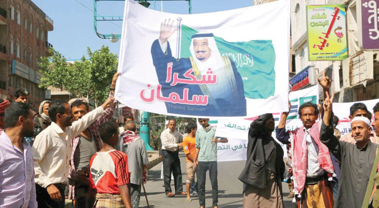 يمنيون يحتفلون بذكرى انتصار ثورة 14 اكتوبر في عدن ويرفعون صورة خادم الحرمين الشريفين تعبيرا عن شكرهم للسعودية التي ساهمت في تحرير مدينتهم (غيتي)
