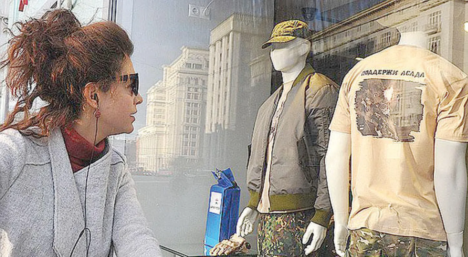 تي شيرتات مكتوب عليها بالروسي عبارة: «ادعم الأسد» (مواقع روسية)