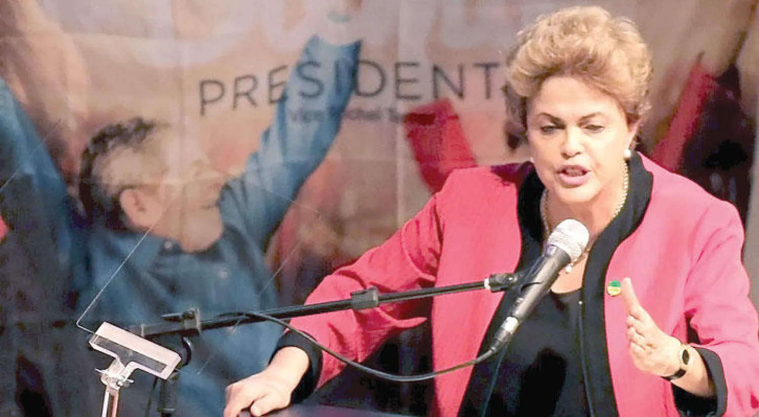 الرئيسة البرازيلية ديلما روسيف أثناء إلقاء كلمتها خلال اجتماع نقابي أقيم في ساو باولو أول من أمس (رويترز)