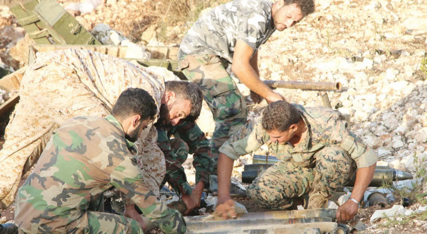 جنود من قوات الأسد في محافظة اللاذقية يوم السبت الماضي يعدون لإطلاق قذائف على الفصائل المعارضة (أ.ب)