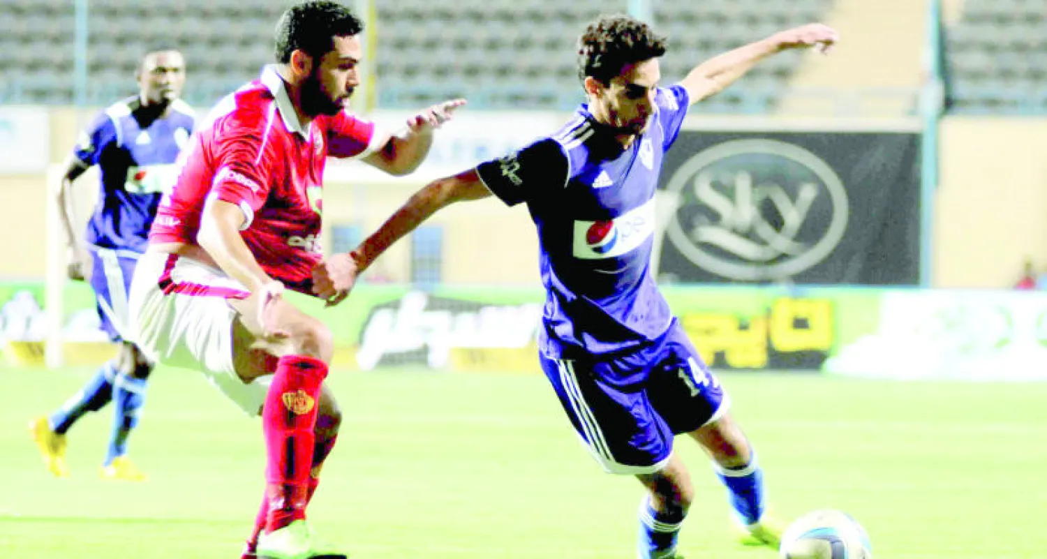 حفني لاعب الزمالك يسيطر على الكرة قبل فتحي مدافع الأهلي في آخر لقاء بين الفريقين (أ.ب)