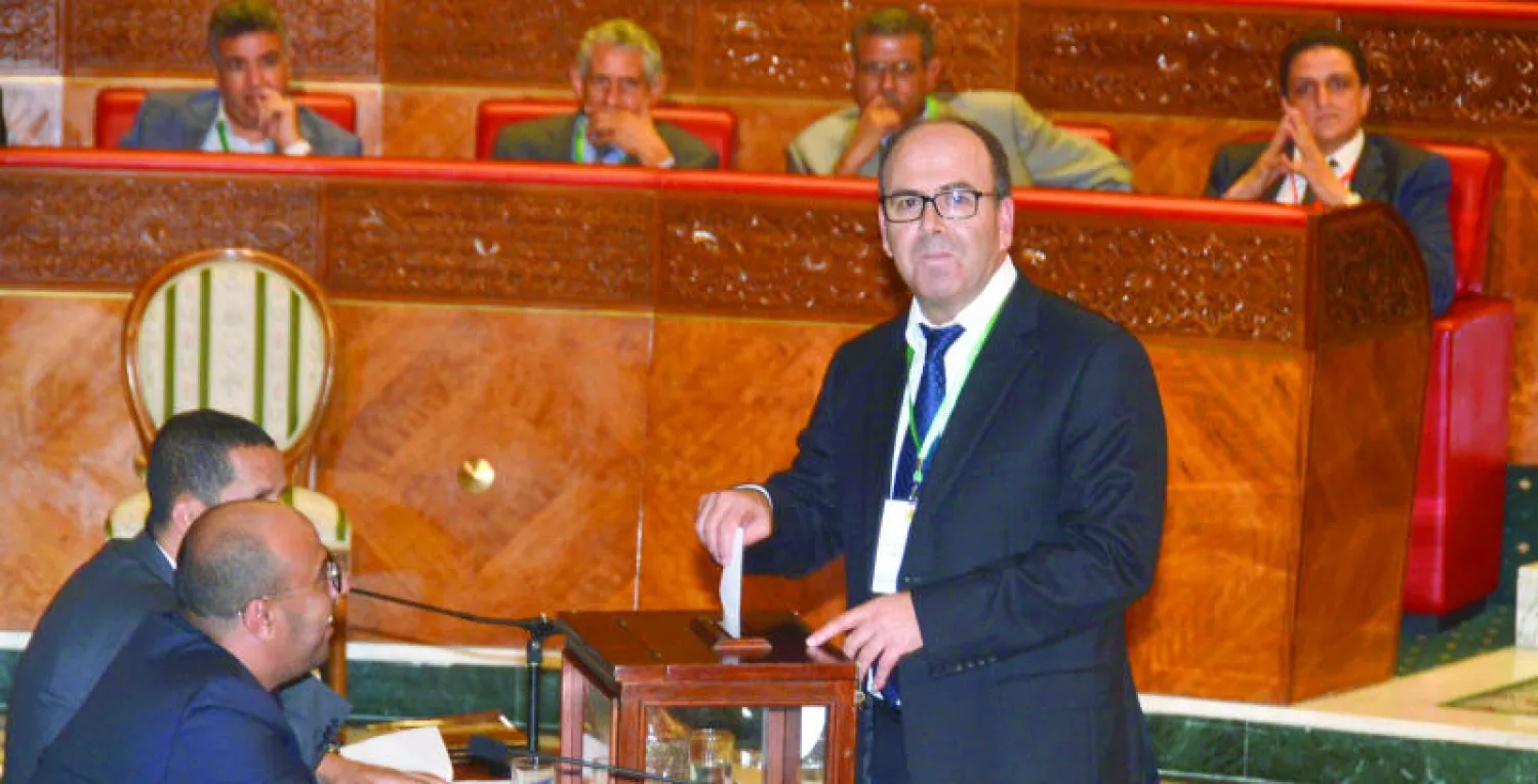 حكيم بن شماس خلال انتخاب رئيس مجلس المستشارين ليلة أول من أمس (تصوير: مصطفى حبيس)