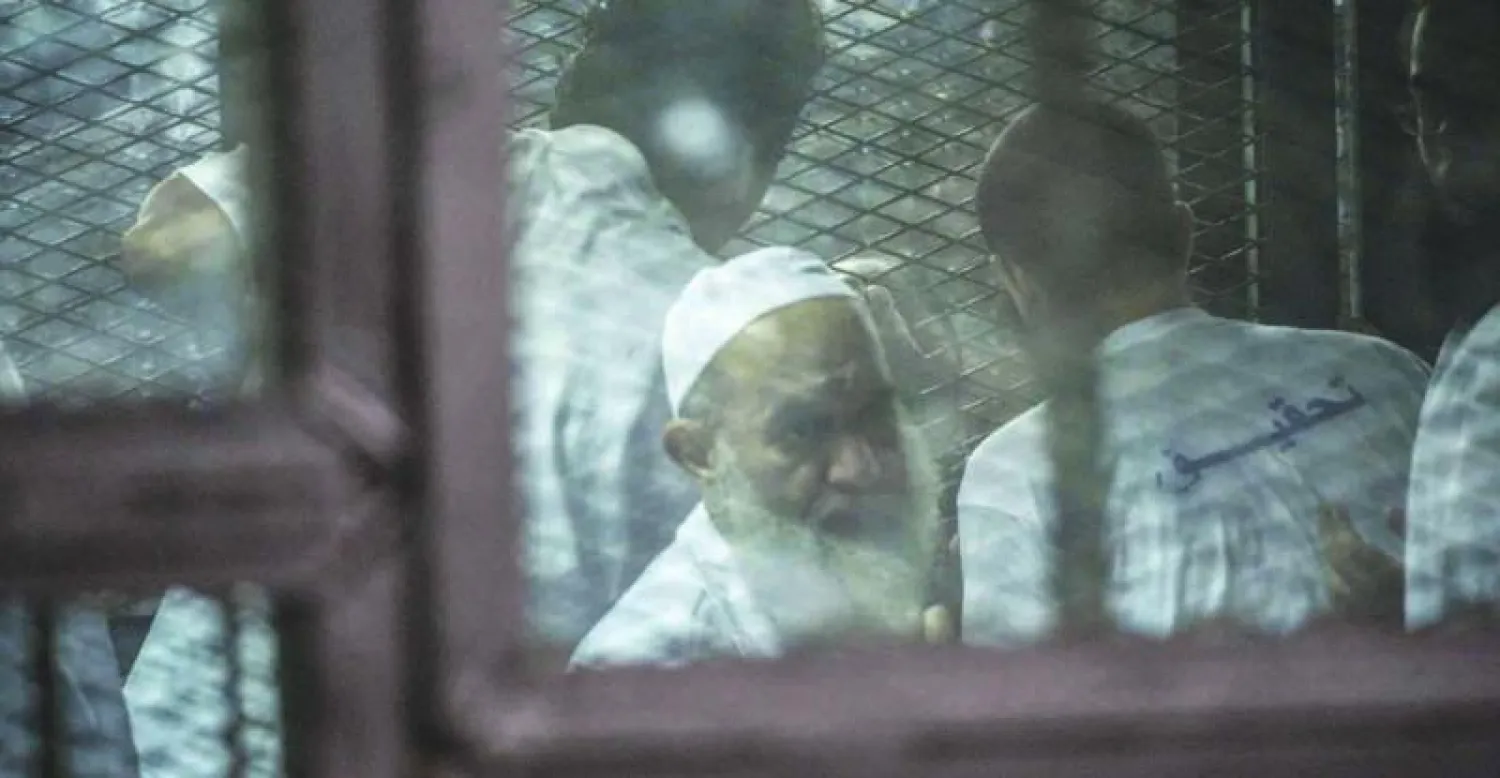 محمد الظواهري خلف القضبان قبل تبرئته في قضية خلية مرتبطة بـ«القاعدة» في القاهرة أمس (أ.ف.ب)