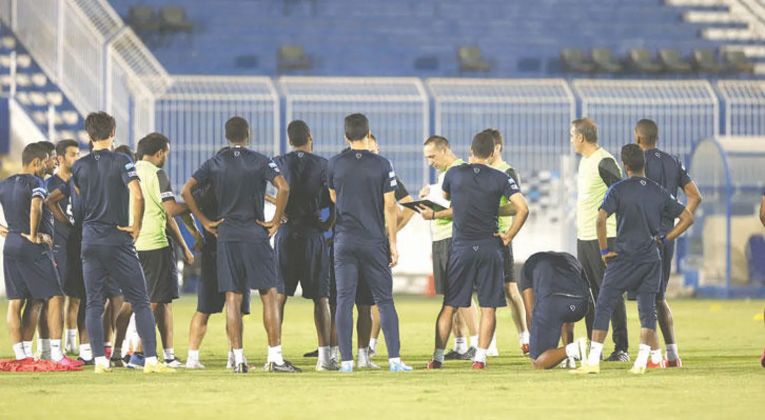 دونيس مع لاعبي الهلال في التدريبات الأخيرة (تصوير: المركز الإعلامي بنادي الهلال)
