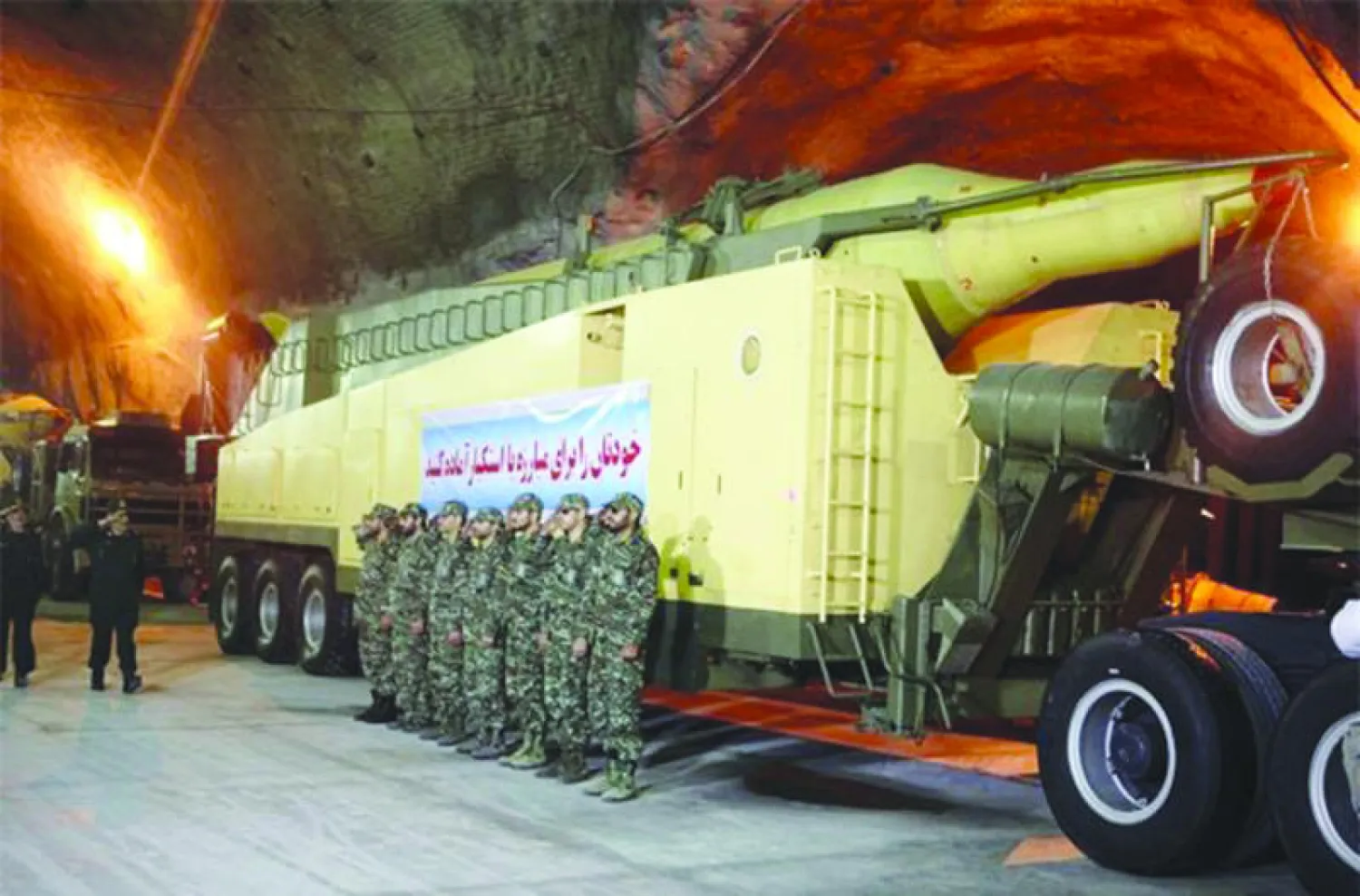 إطلاق بطارية إيرانية داخل أحد الأنفاق بجبهة غير معلومة في إيران (إ.ب.أ)