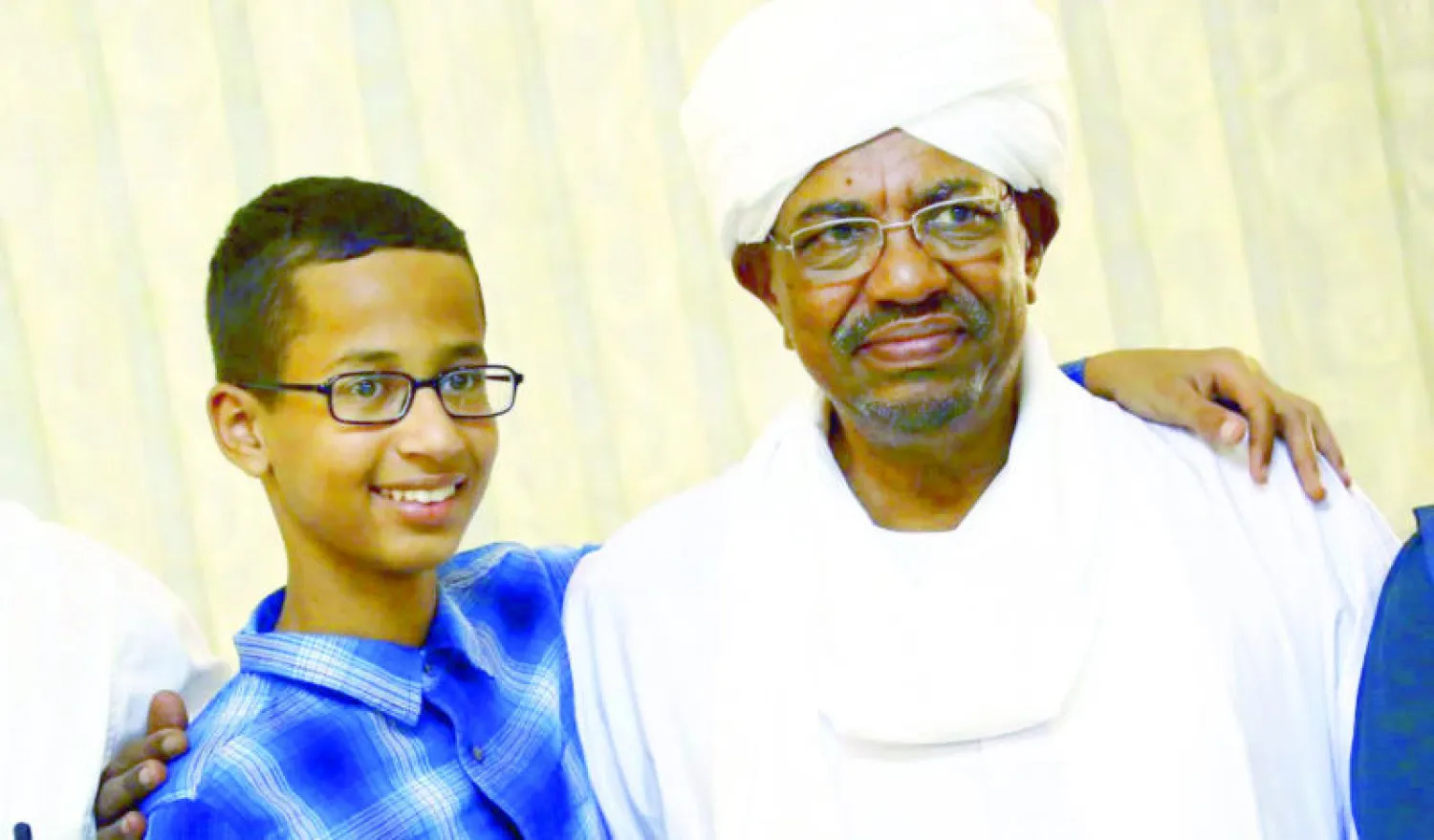 الرئيس عمر البشير لدى استقباله الصبي السوداني أحمد محمد الذي اعتقل قبل شهرين في تكساس (واشنطن بوست)