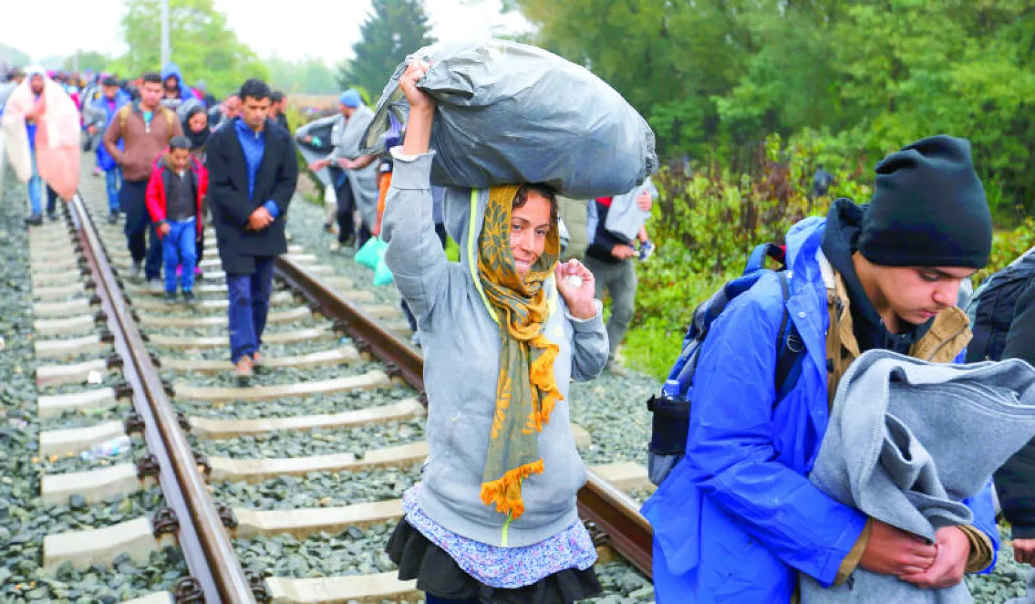 مهاجرون ولاجئون يتجهون إلى الحدود الكرواتية - المجرية أمس (رويترز)