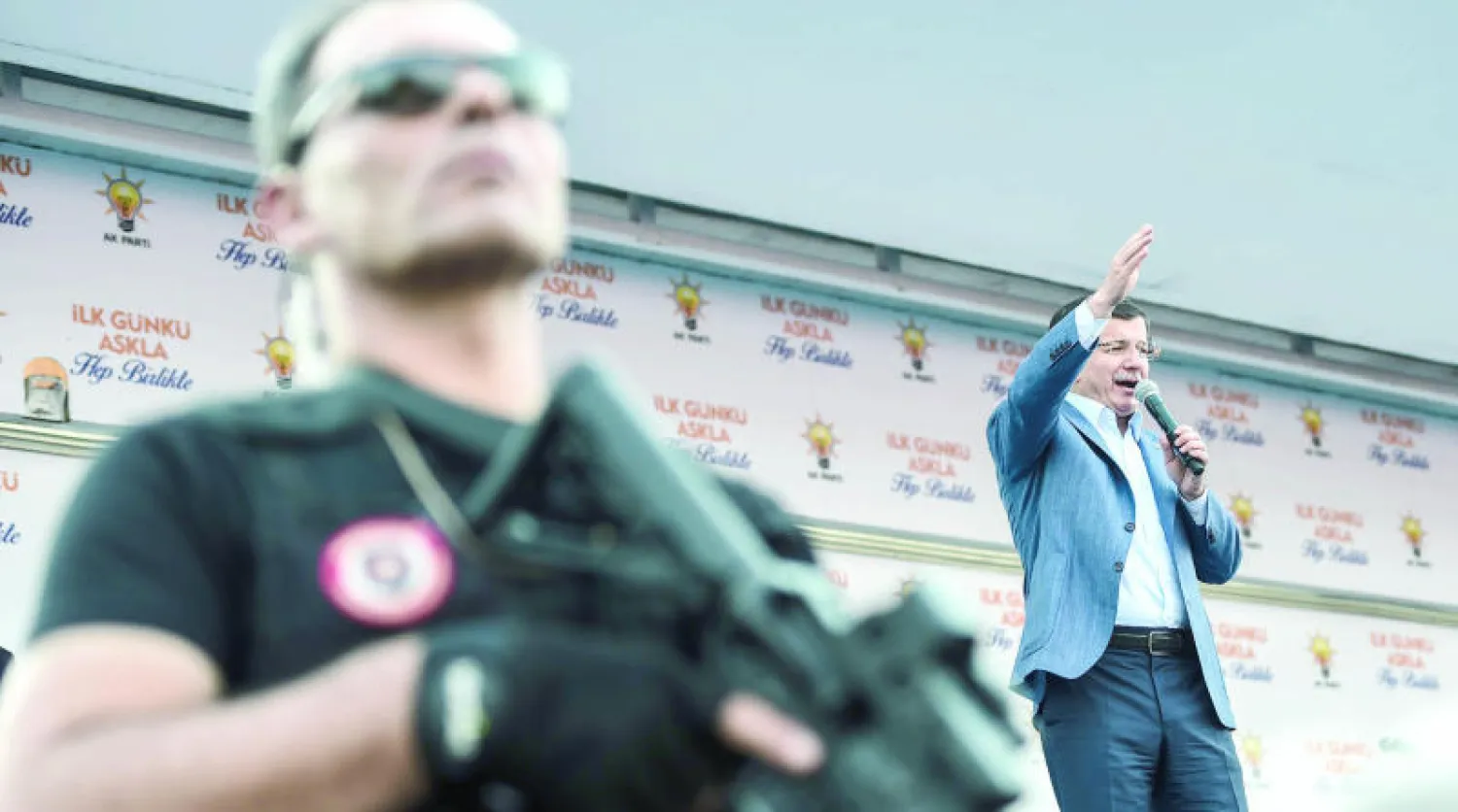 رئيس الوزراء التركي أحمد داود أوغلو يتحدث في تجمع انتخابي ببورصة أمس (أ.ف.ب)