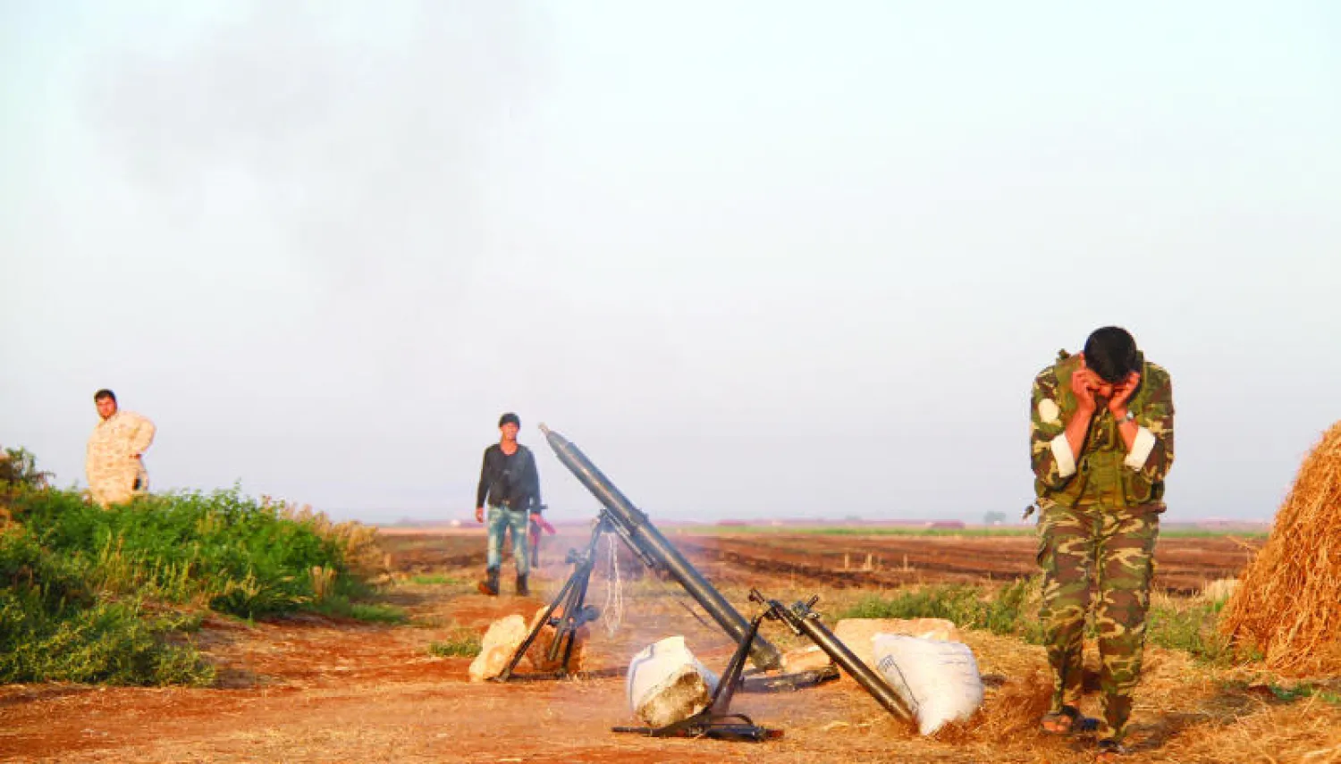 مقاتلون من قوات المعارضة يقصفون مواقع لتنظيم داعش في منطقة تل جبين في ريف محافظة حلب الشمالي (وكالة أنباء الأناضول)