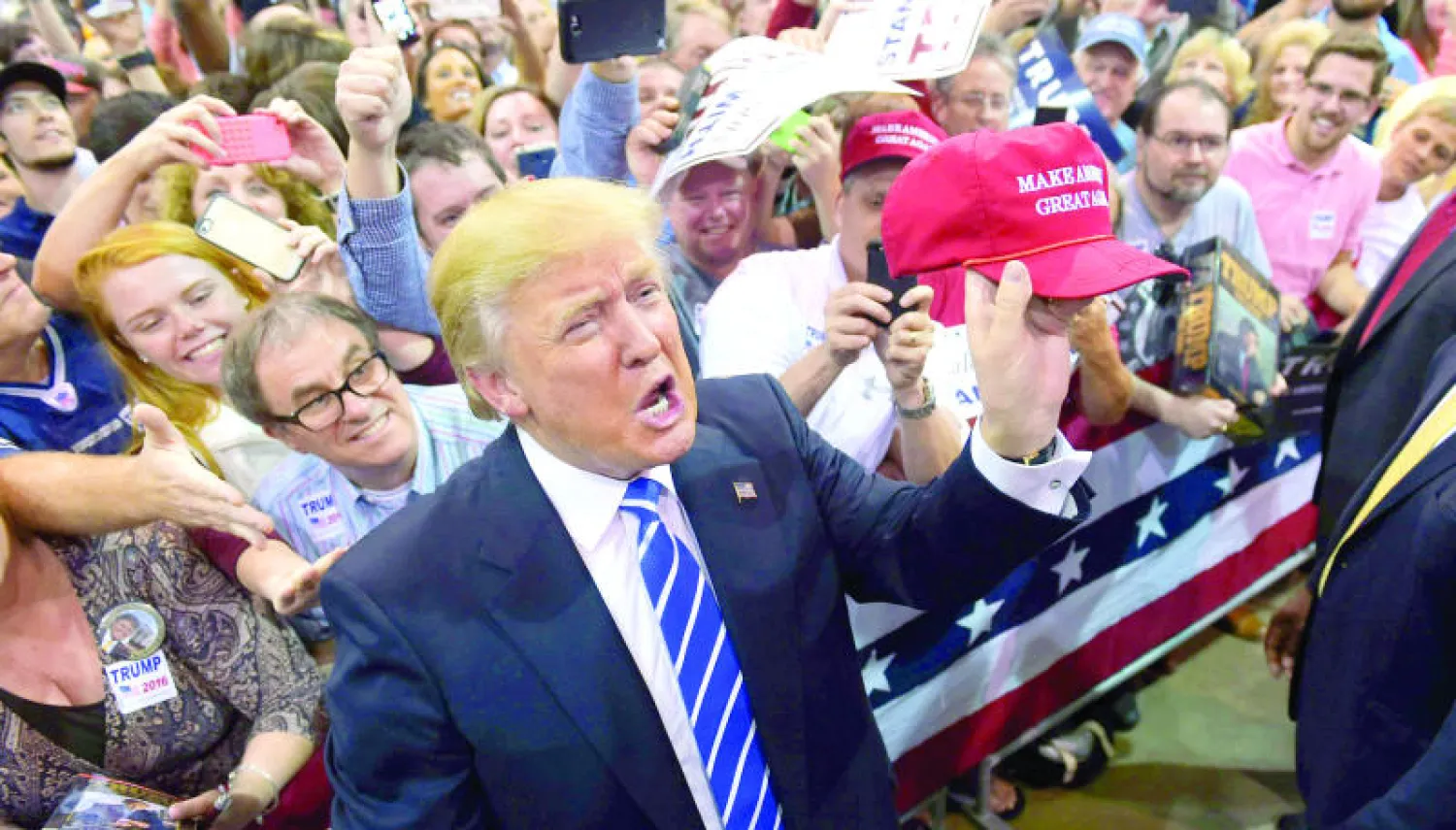 المرشح الجمهوري دونالد ترامب يلتقي مؤيديه خلال عرض داخل حلبة ريتشموند لسباق السيارات بولاية فرجينيا أول من أمس (أ.ف.ب)