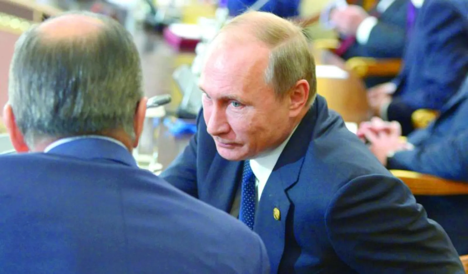 الرئيس الروسي فلاديمير بوتين ووزير خارجيته سيرجي لافروف في قمة الأستانة أمس (أ.ب)