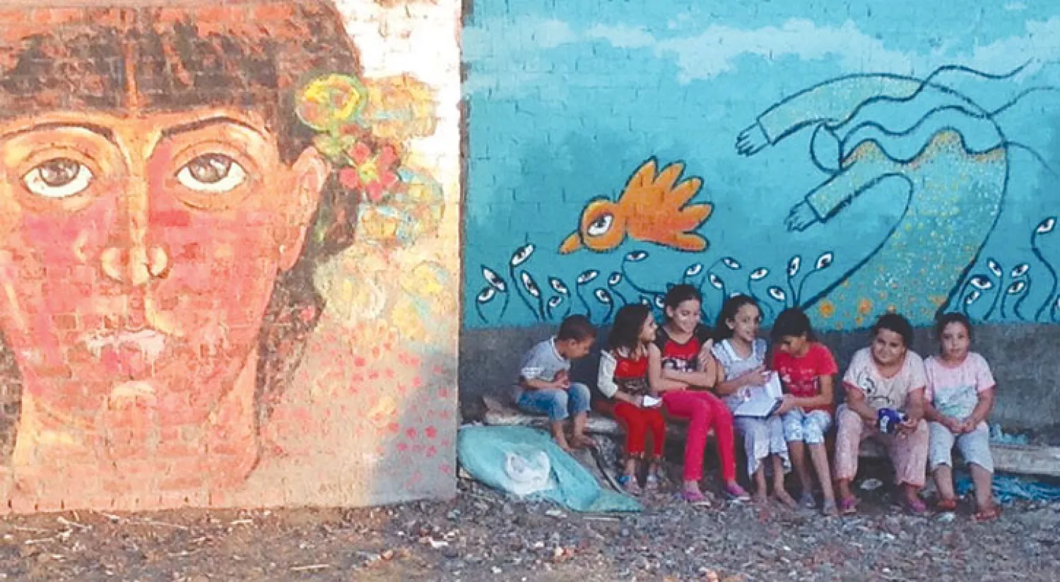 أطفال سعداء في حضن  لوحة الفنان عمر الفيومي