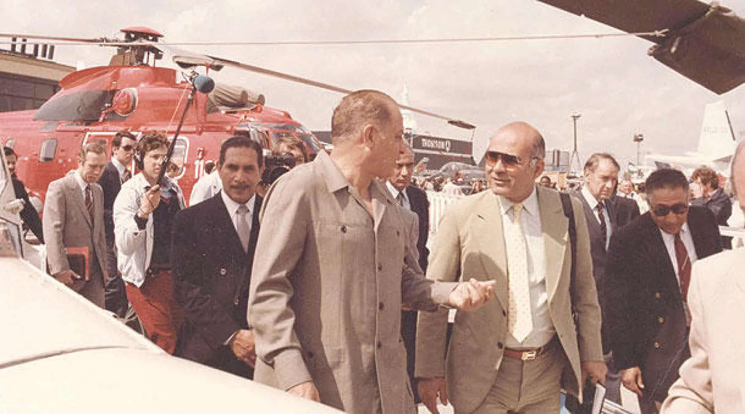  بطل الشبكة مع المشير أبو غزالة خلال جولة في أحد المواقع (صورة من أرشيف العميد خيرت)