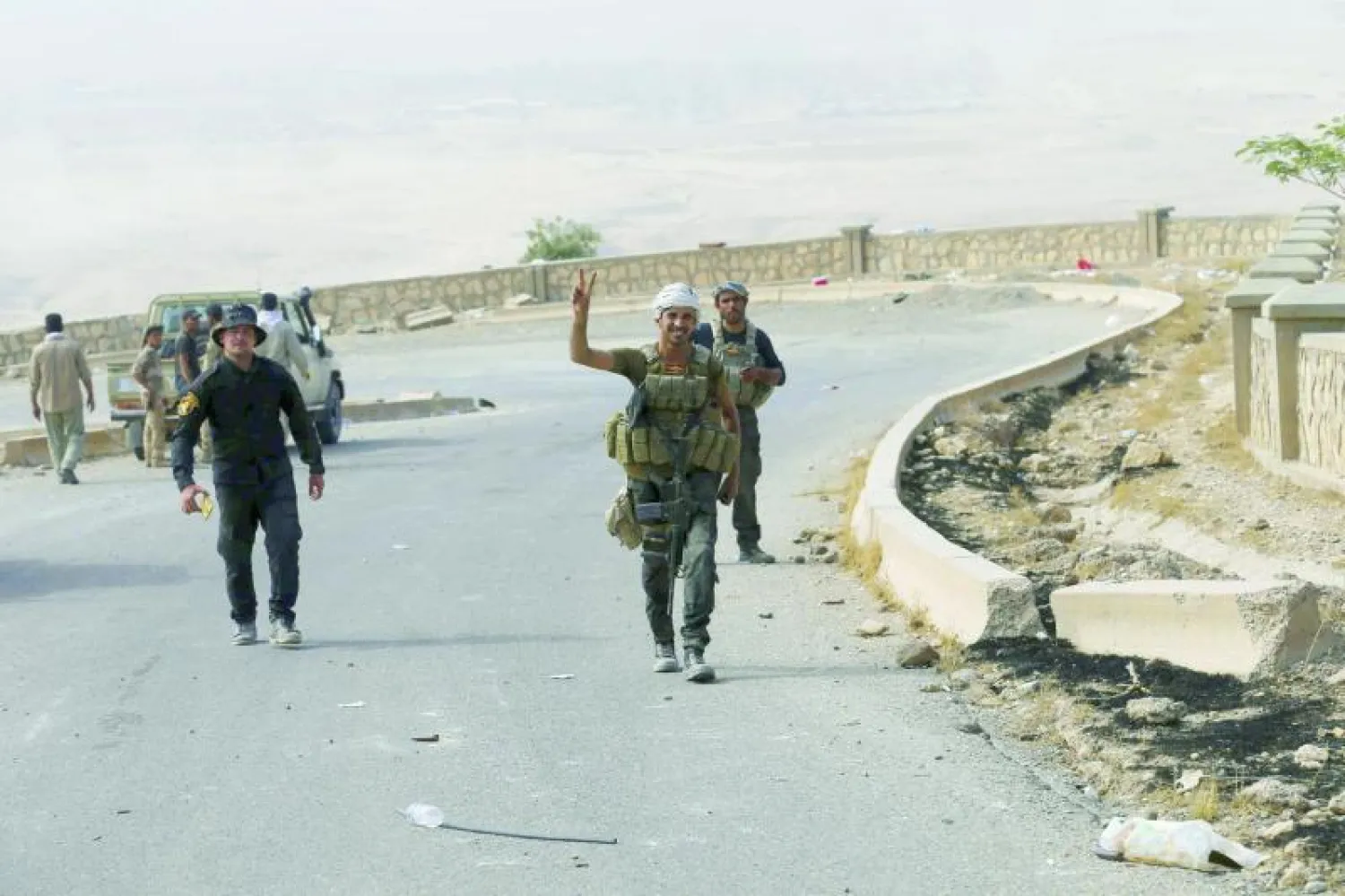 عناصر في ميليشيا الحشد الشعبي بعد سيطرتهم على قصر للرئيس العراقي الأسبق صدام حسين فوق جبل مكحول في محافظة صلاح الدين أمس (رويترز)