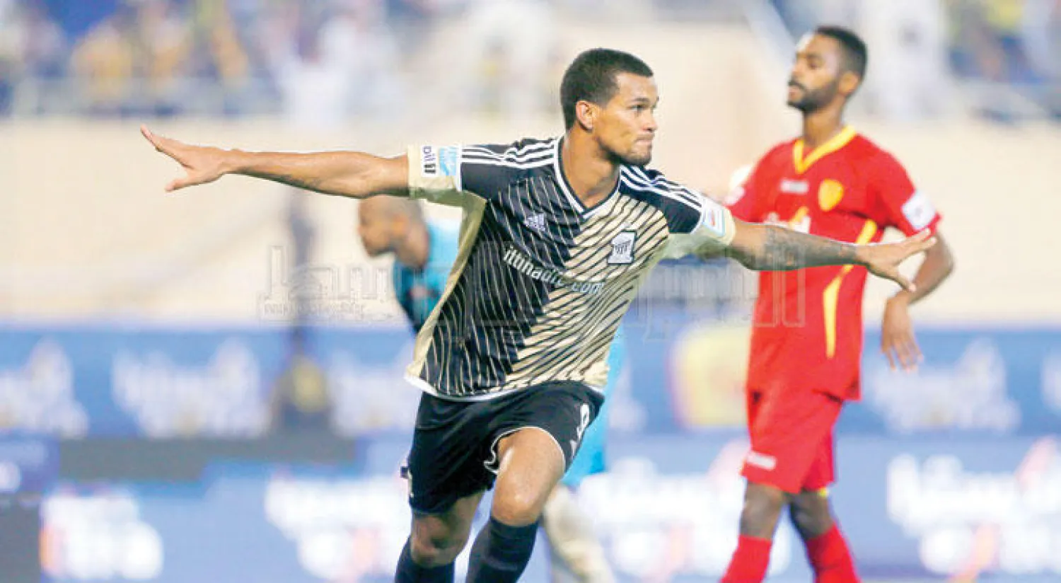 ريفاس يحتفل بأحد أهدافه الثلاثة في القادسية أمس (تصوير: عيسى الدبيسي)