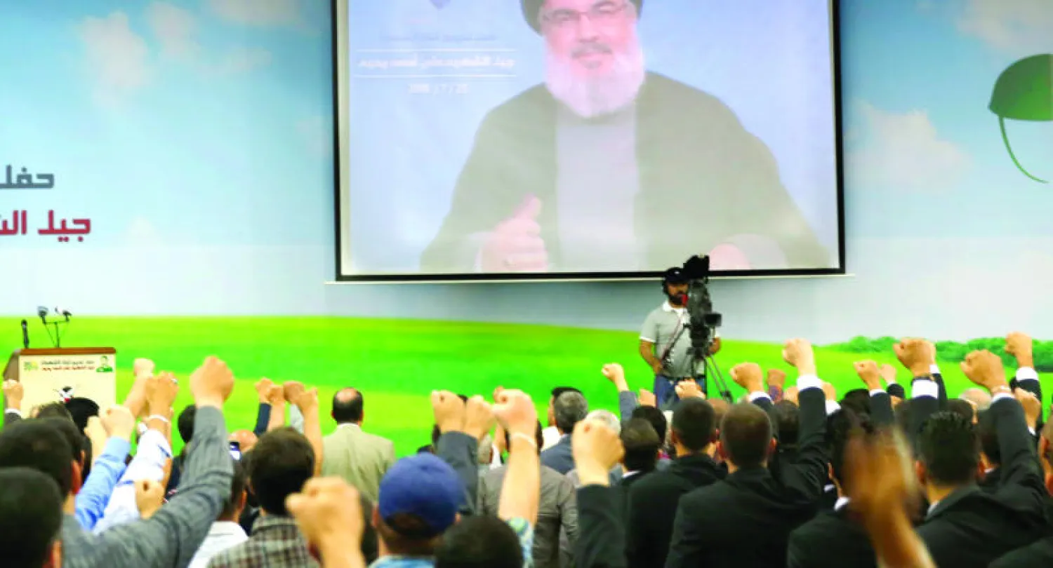 الأمين العام لحزب الله اللبناني حسن نصر الله يتحدث عبر النقل التلفزيوني المباشر في مناسبة تخرج في الضاحية الجنوبية اللبنانية (أ.ب)