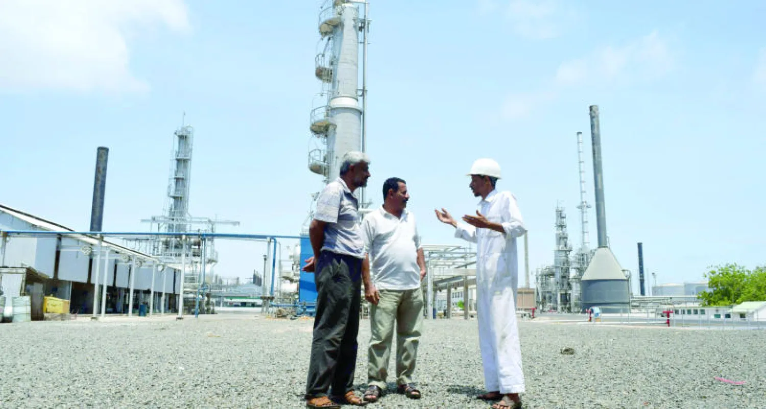 استأنفت المصفاة ضخ المشتقات النفطية إلى شركة النفط التي ستباشر بتوزيع هذه المشتقات على محطات توليد الكهرباء (أ.ف.ب)