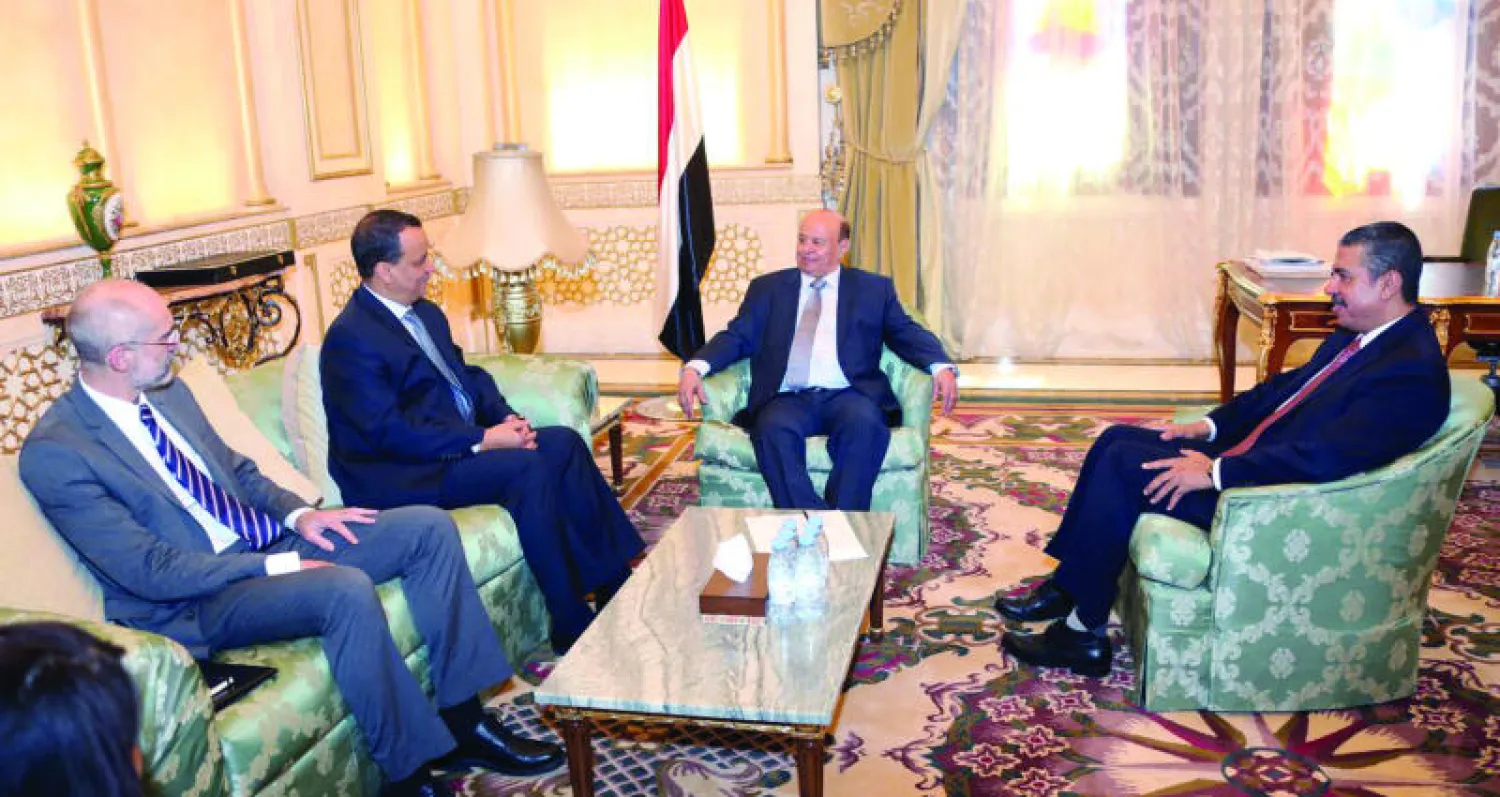 جانب من اجتماع الرئيس اليمني، والمبعوث الأممي إسماعيل ولد الشيخ أحمد، وبحضور خالد بحاح (سبأ)