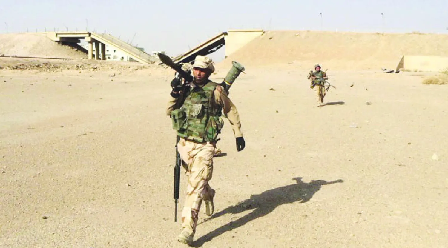 عنصران من قوات الأمن العراقية التي تحاصر مدينة الرمادي مدعومة من العشائر السنية وطيران التحالف تمهيدا لاستعادة السيطرة عليها من تنظيم داعش (أ.ب)