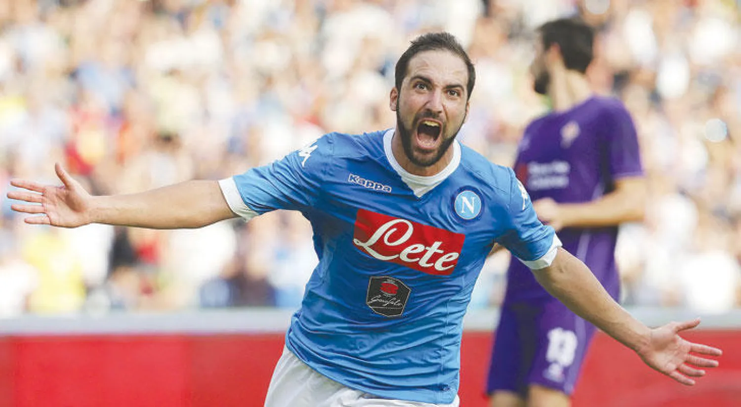 هيغواين يحتل بهدفه الذي منح نابولي الفوز على فيورنتينا (رويترز)