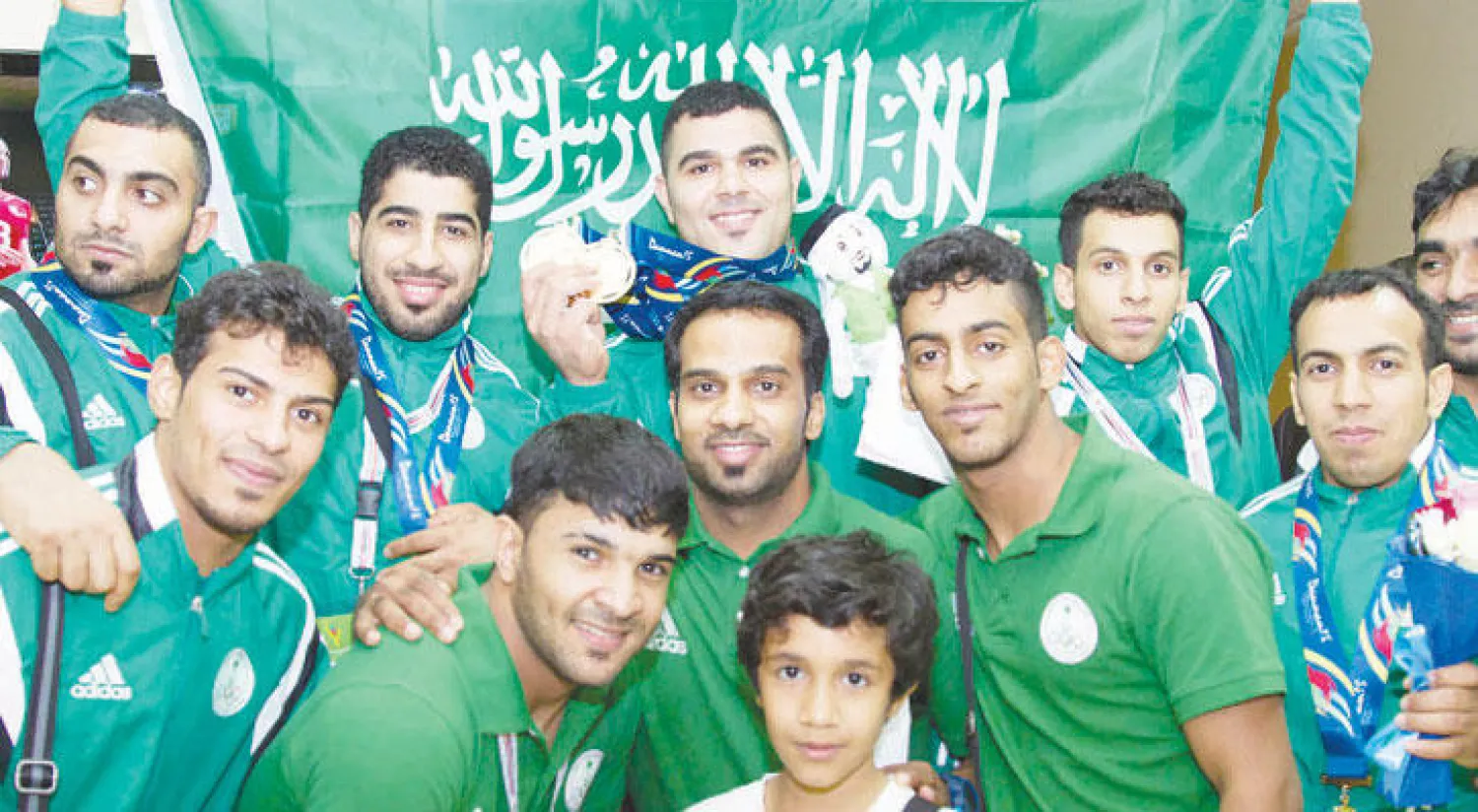 الرباعون السعوديون بعد تكريمهم من الأمير عبد الحكيم بن مساعد (المركز الإعلامي)