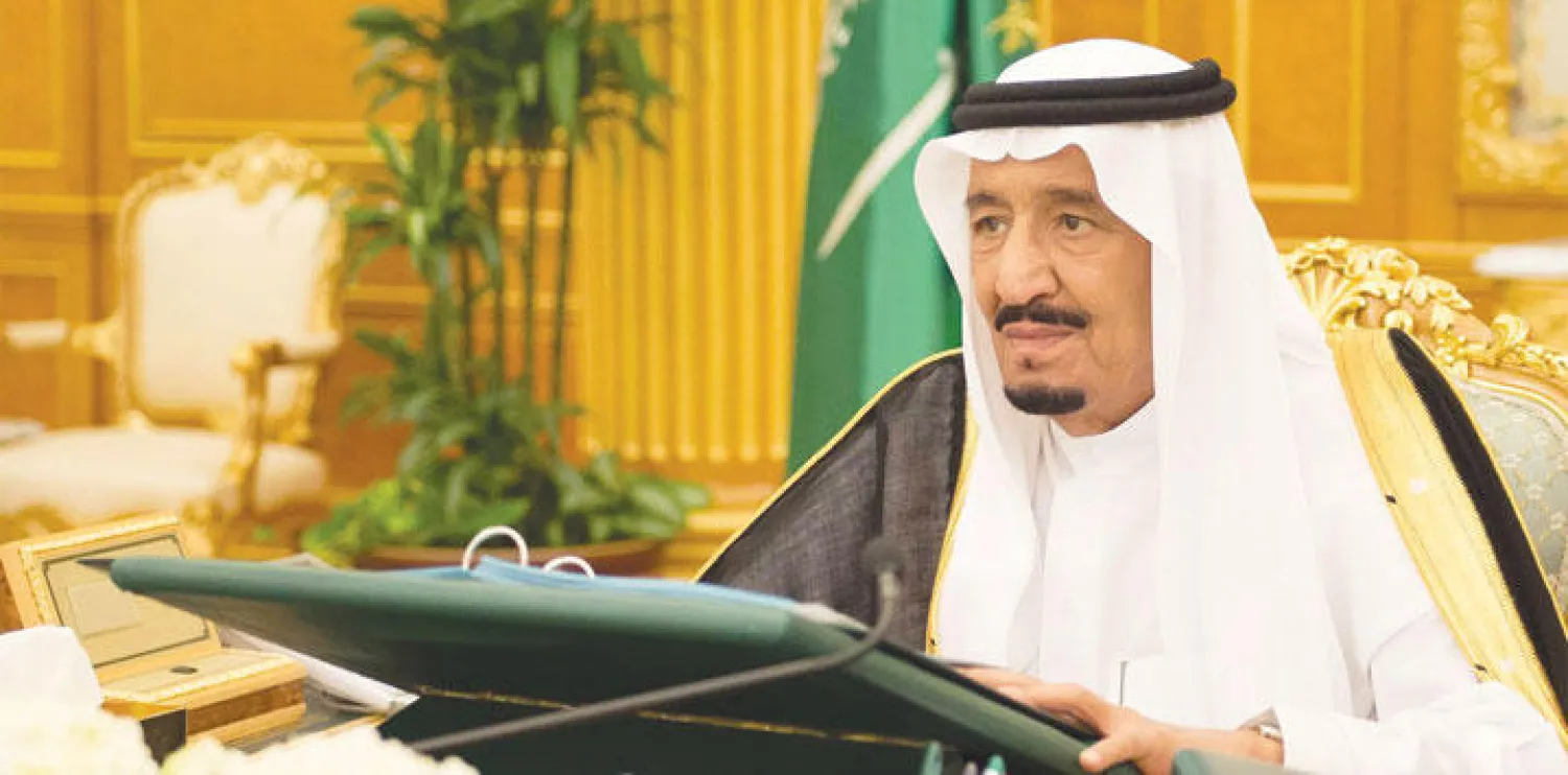 خادم الحرمين الشريفين مترئساً جلسة مجلس الوزراء السعودي أمس (واس)