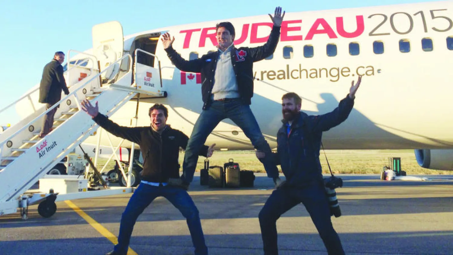 زعيم الحزب الليبرالي الكندي جاستن ترودو مع أعضاء فريق حملته في مطار مونتريال أمس (أ.ب)