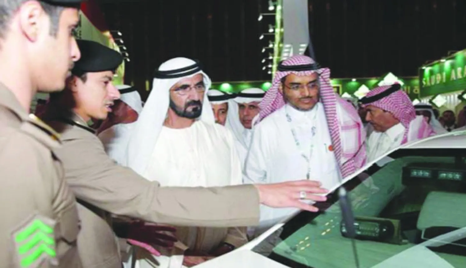 الشيخ محمد بن راشد يستمع لشرح أحد ممثلي جناح وزارة الداخلية السعودية ويبدو الأمير الدكتور بندر بن عبد الله المشاري (وام)