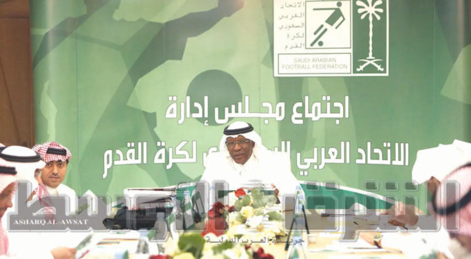 أحمد عيد خلال ترؤسه اجتماع اتحاد الكرة السعودي أمس (تصوير: سعد العنزي)