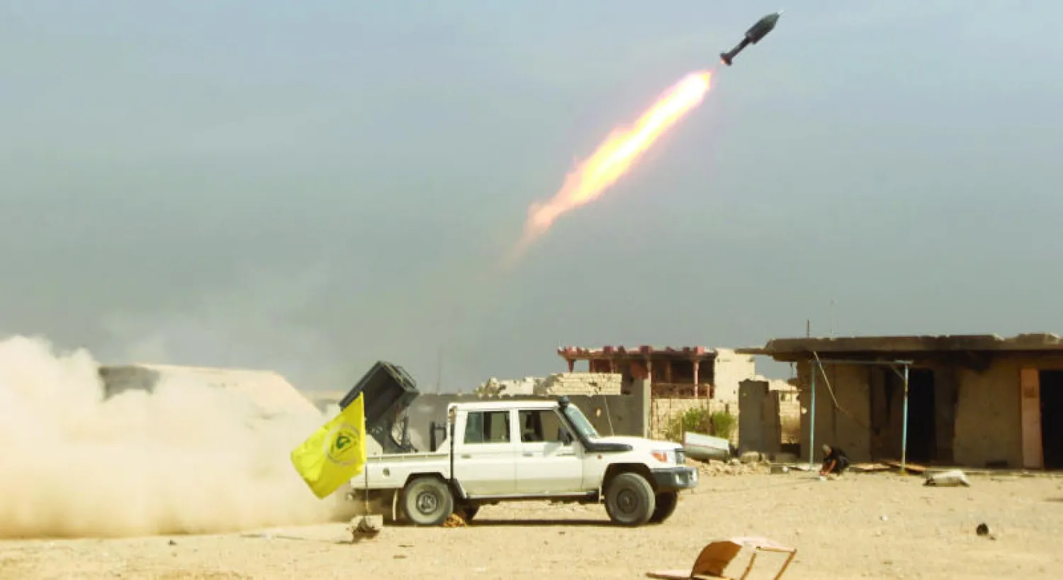 عناصر في القوات المشتركة العراقية يطلقون صاروخا خلال معارك مع تنظيم داعش في بيجي أول من أمس (أ.ف.ب)