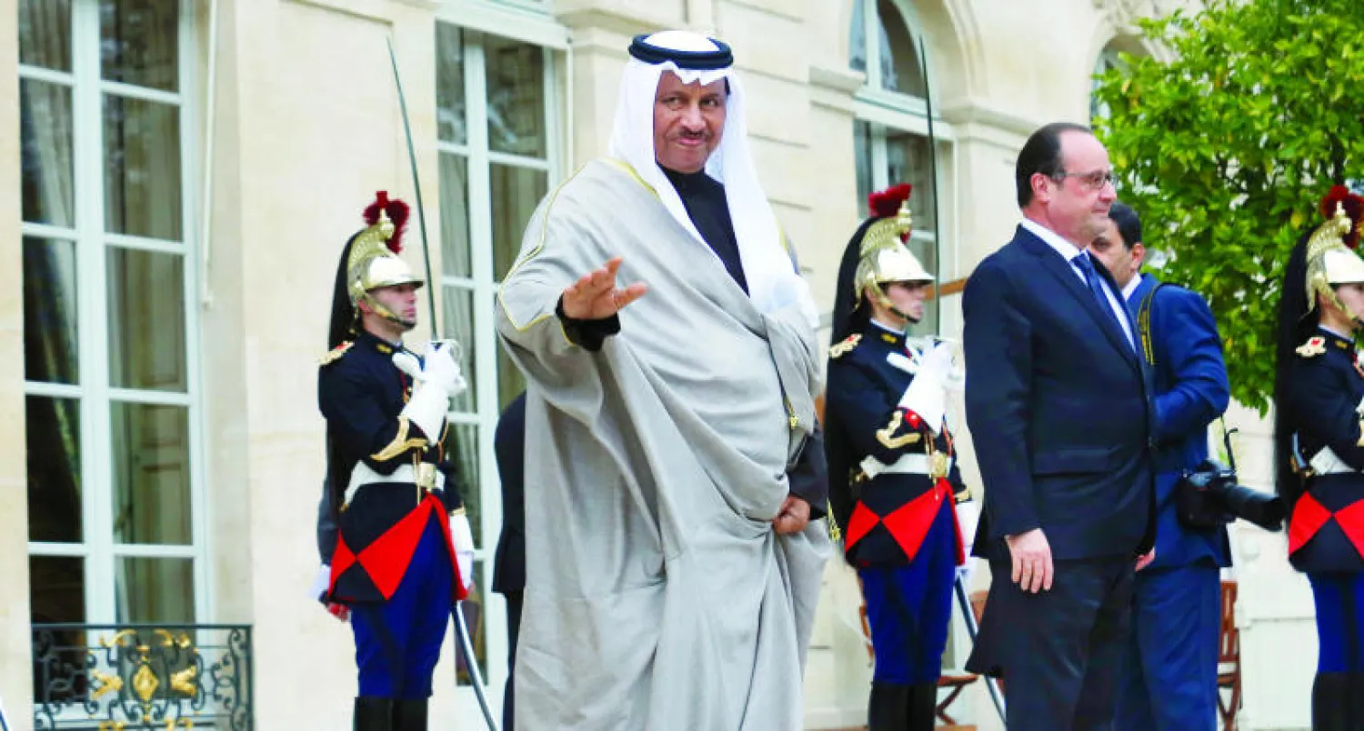 الرئيس الفرنسي فرنسوا هولاند ورئيس مجلس الوزراء الكويتي الشيخ جابر المبارك الحمد الصباح في قصر الإليزيه بباريس أمس (أ.ب)