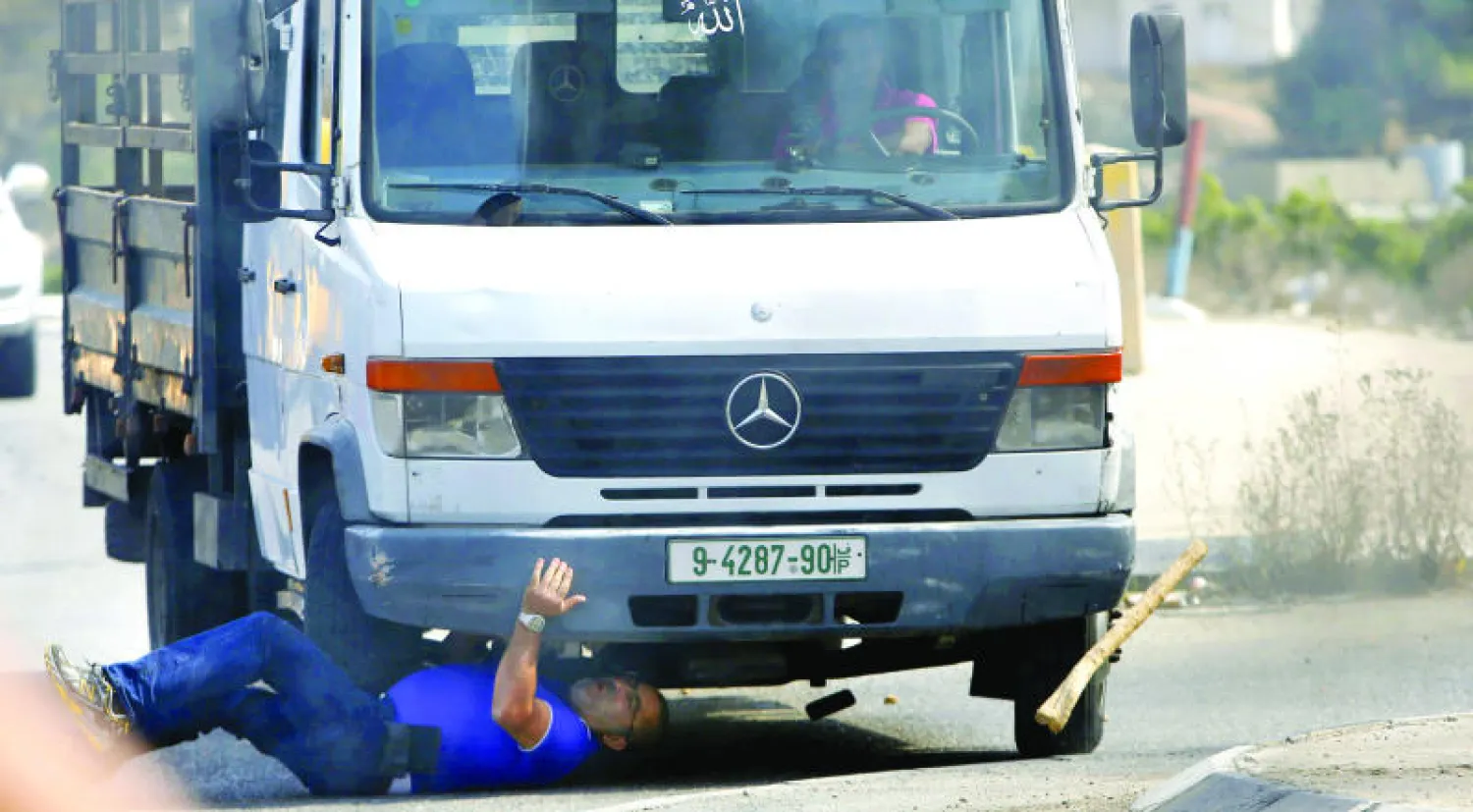 سائق الشاحنة الفلسطيني لحظة صدمه بسيارته المستوطن اليهودي عند مفترق الفوار قرب الخليل بالضفة الغربية (رويترز)