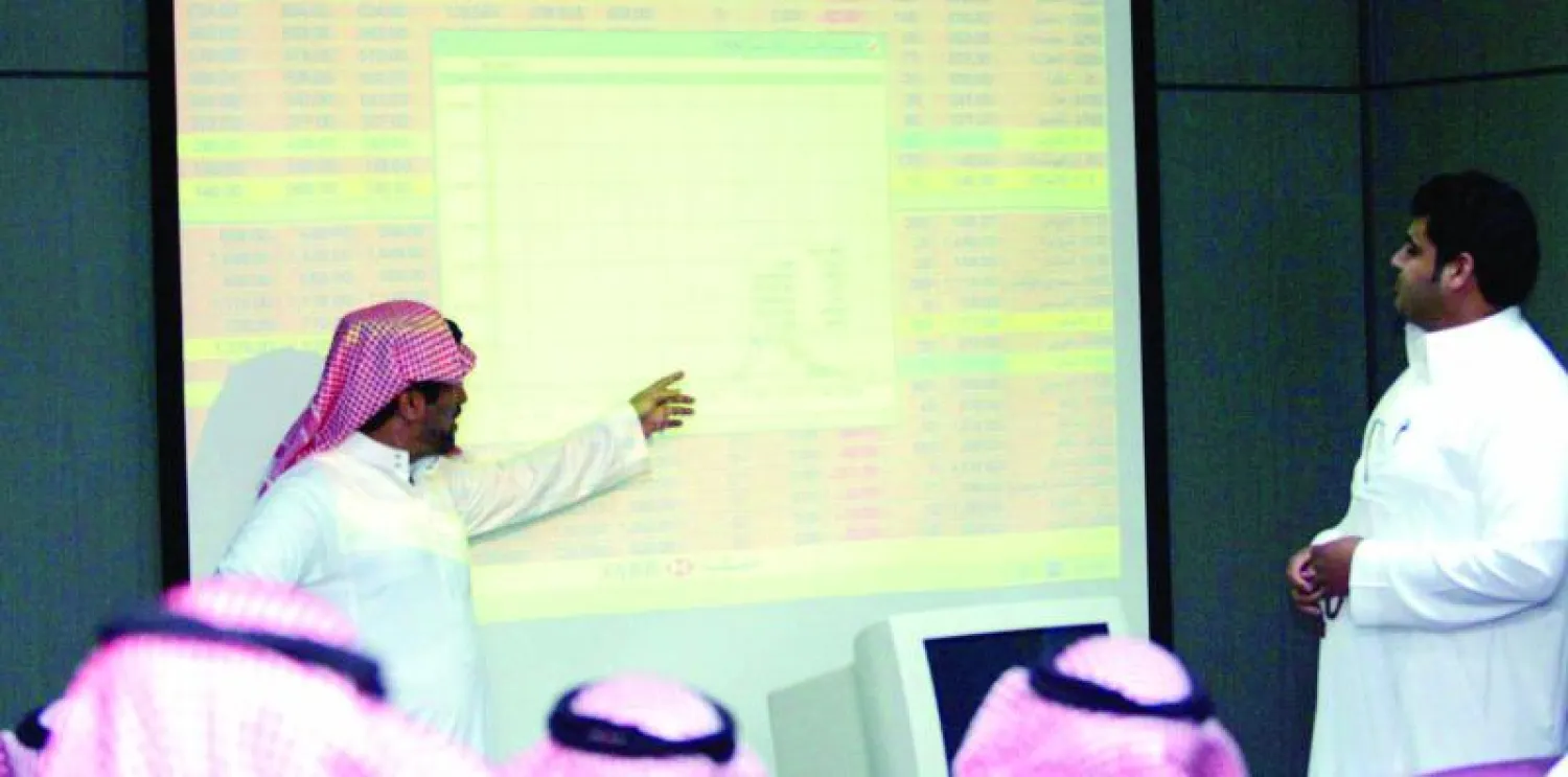 تفاعل مؤشر سوق الأسهم السعودية خلال تعاملات أمس بشكل ملحوظ مع الخسائر التي مُنيت بها أسواق النفط («الشرق الأوسط»)