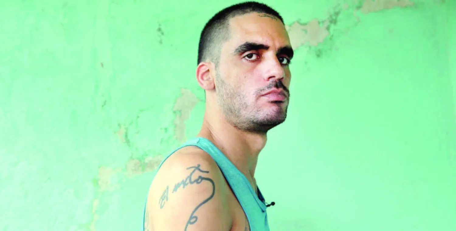 فنان الغرافيتي دانيلو مالدونادو المعروف بلقب «إل سيكستو» بعد الإفراج عنه من قبل السلطات الكوبية (واشنطن بوست)