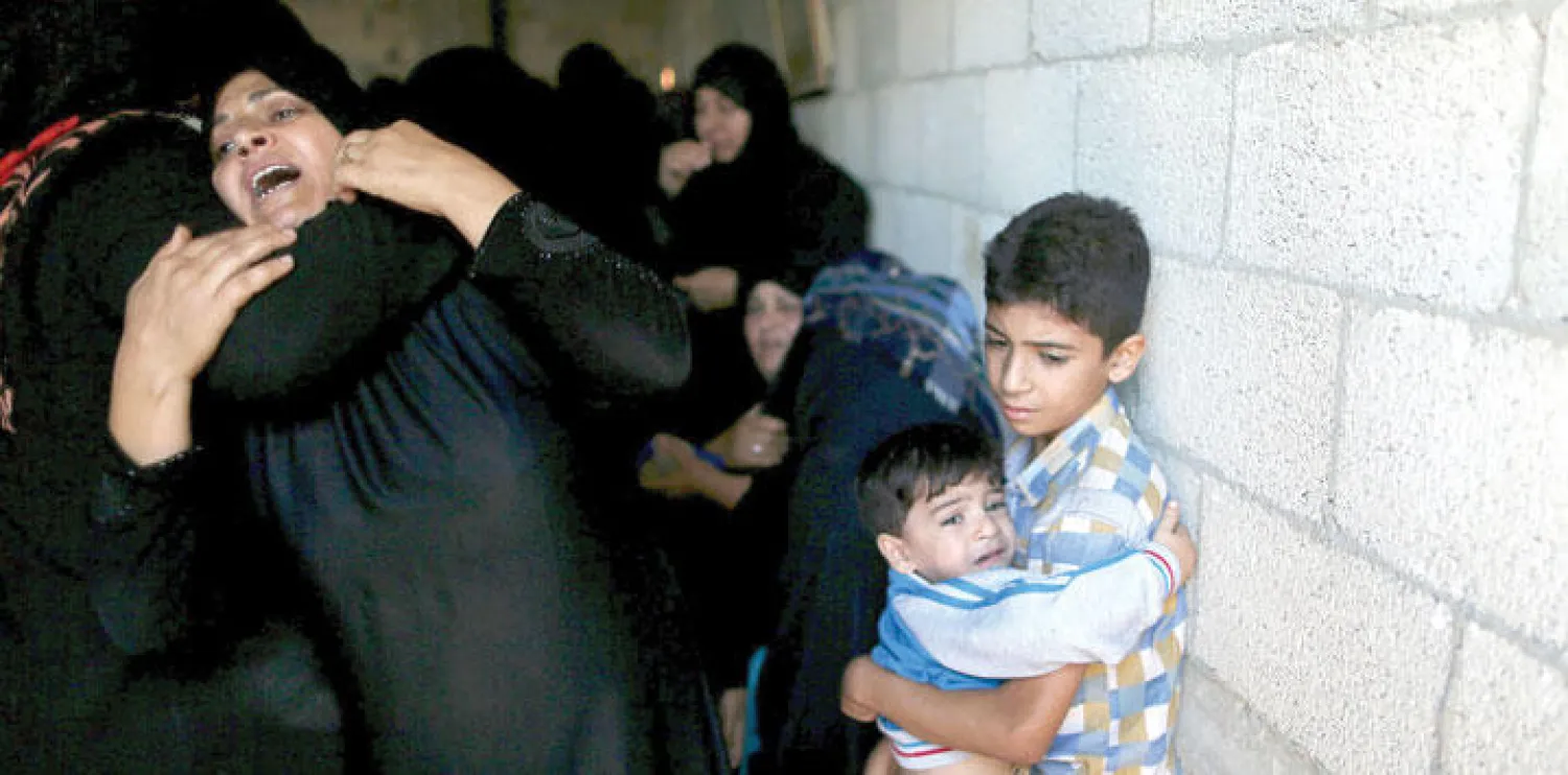 أقارب الشاب أحمد السرحي الذي قتلته القوات الإسرائيلية قبل يومين ينتحبون خلال تشييع جنازته في مدينة دير البلح وسط قطاع غزة (رويترز)