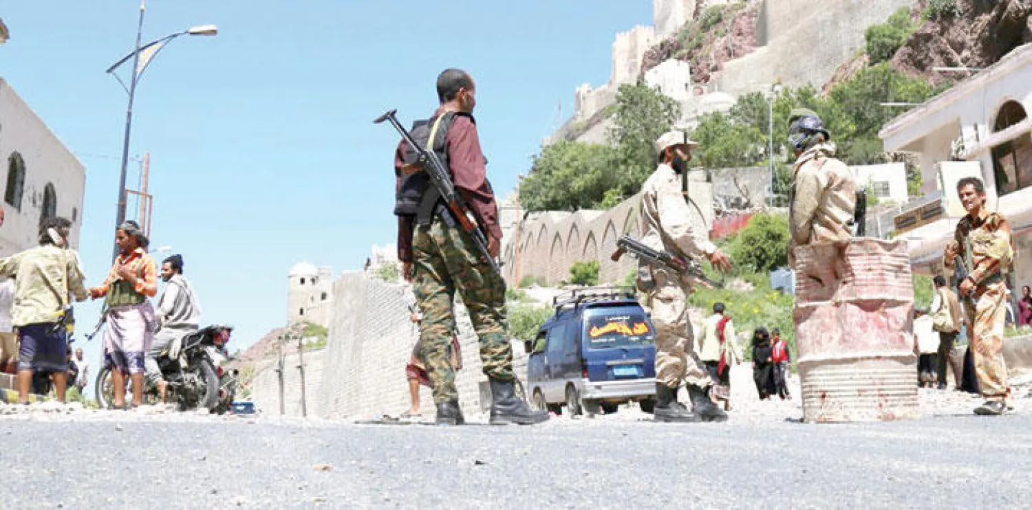 مقاتلون مؤيدون للرئيس اليمني عبد ربه منصور هادي في نقطة تفتيش قرب قلعة القاهرة بمحافظة تعز أمس (أ.ف.ب)