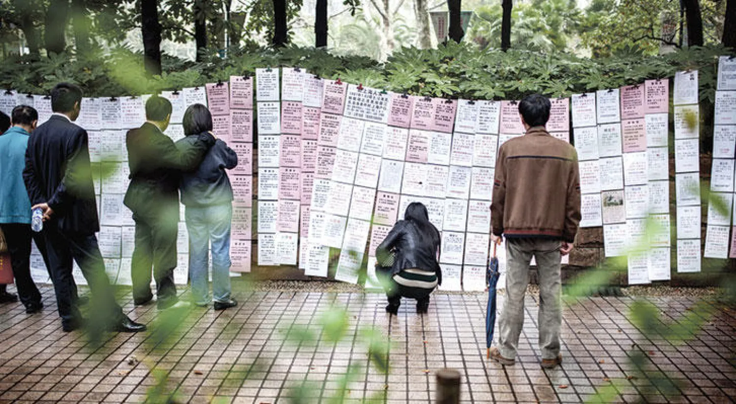 يزور المئات من الآباء الصينيين كل نهاية أسبوع متنزه الشعب في شنغهاي للبحث عن شريك حياة لأبنائهم أو بناتهم ({نيويورك تايمز})