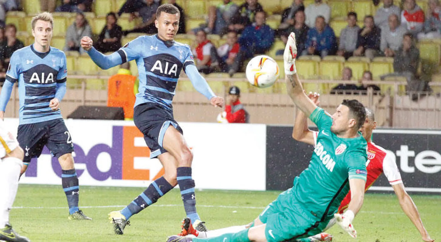 ديلي إيلي يسعى لإحراز هدف لتوتنهام في المباراة السابقة للفريق الإنجليزي أمام موناكو (أ.ب)