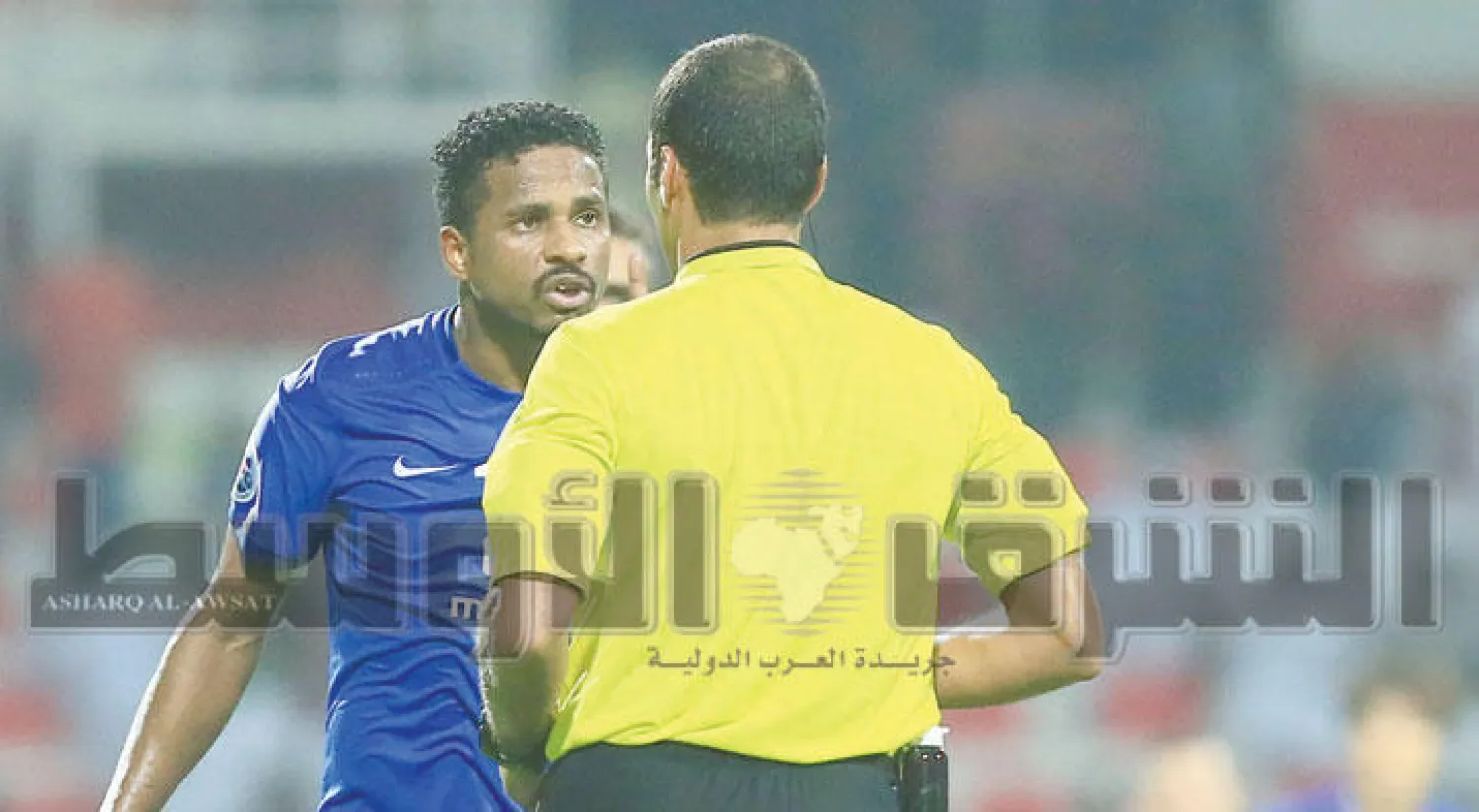 ناصر الشمراني يعترض على أحد قرارات حكم المباراة التي جمعتهم بالأهلي الإماراتي (تصوير: علي العريفي)