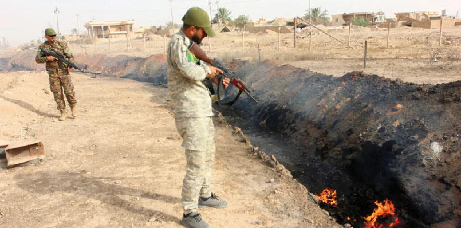 قولت أمن عراقية تبحث عن منتمين لتنظيم داعش حوالي مصفاة بيجي للنفط أمس (أ.ب)