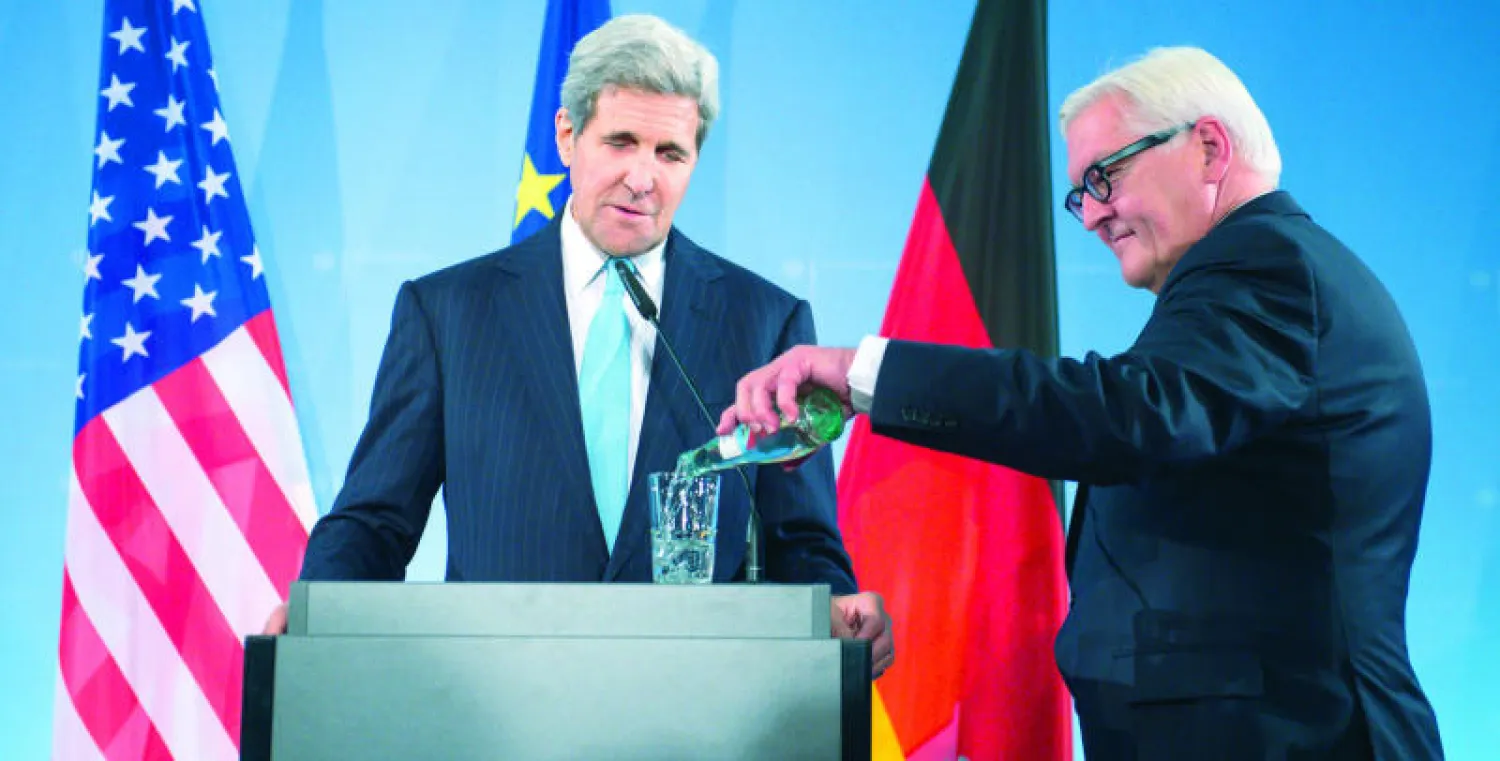 وزير الخارجية الألماني فرانك فالتر شتاينماير يصب الماء في كأس لوزير الخارجية الأميركي جون كيري خلال مؤتمرهما الصحافي المشترك (إ.ب.أ)

لقطة وزعها المكتب الصحافي للحكومة الإسرائيلية لرئيس الحكومة بنيامين نتنياهو مع ممثلة خارجية الاتحاد الأوروبي فيديريكا موغوريني خلال لقائهما في برلين (إ.ب.أ)