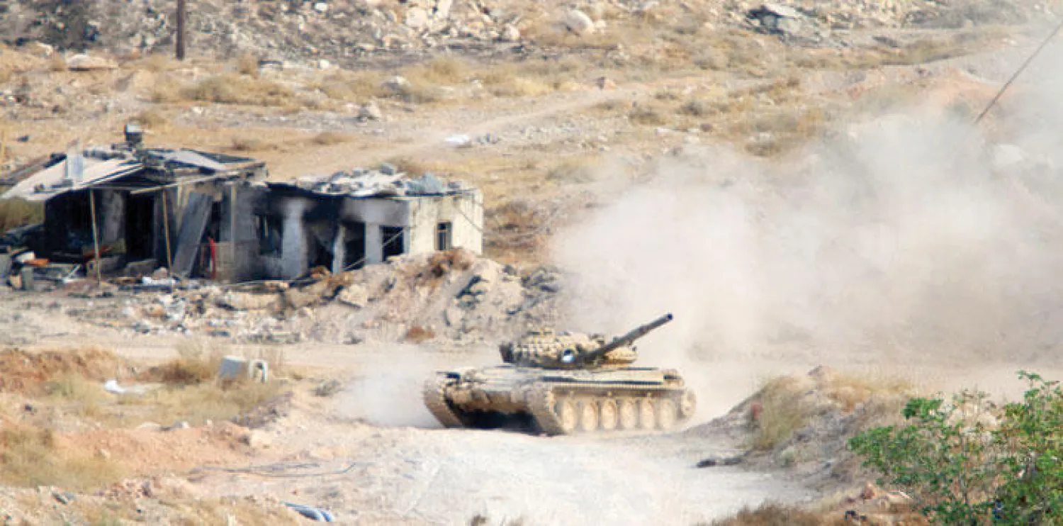 دبابة تابعة لقوات الأسد في حرستا قرب دمشق حيث يقاتل النظام قوات المعارضة (أ.ب)