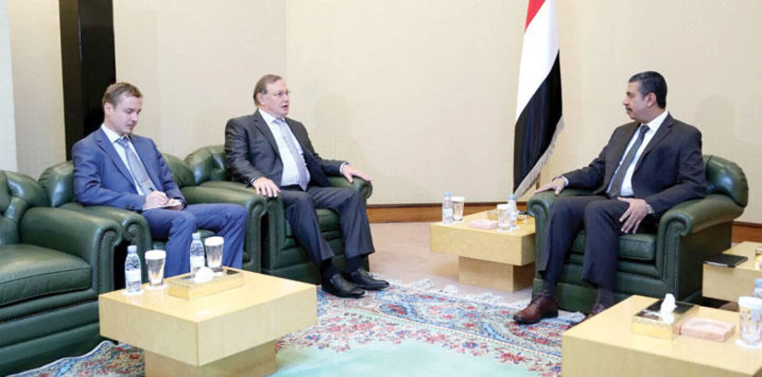 نائب رئيس الجمهورية رئيس مجلس الوزراء خالد محفوظ بحاح خلال لقائه السفير الروسي لدى السعودية أوليغ أوزيروف في الرياض أمس (وكالة سبأ اليمنية)