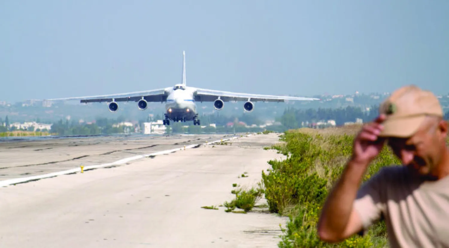 طائرة نقل تابعة لسلاح الجو الروسي لحظة هبوطها في قاعدة حميميم الجوية قرب مدينة اللاذقية (أ.ب)