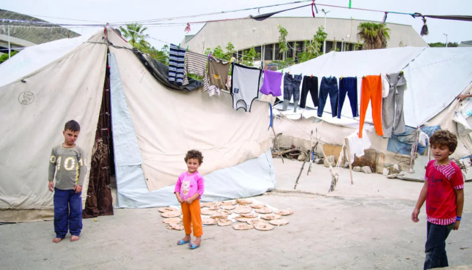 مخيم للاجئين في محافظة اللاذقية السورية يضم لاجئين علويين سعداء بالتدخل العسكري الروسي لمصلحة النظام (أ.ب)