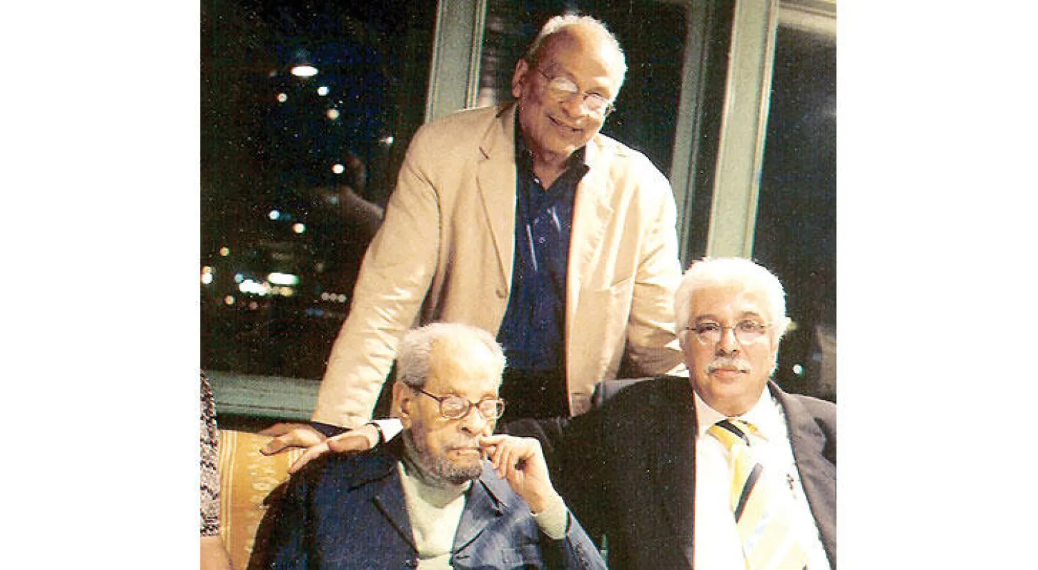 محفوظ مع الشربيني والراحل جمال الغيطاني (واقفا)