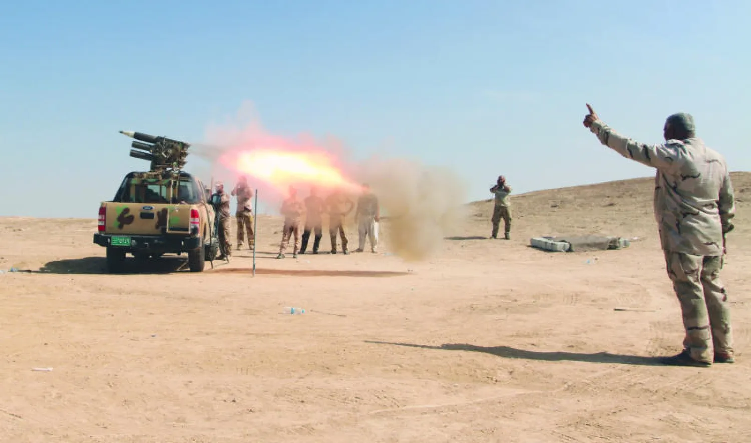 قوات عراقية تطلق صاروخًا في اتجاه مواقع «داعش» في مدينة بيجي المتمركزة حول مصفاتها أمس (أ.ب)