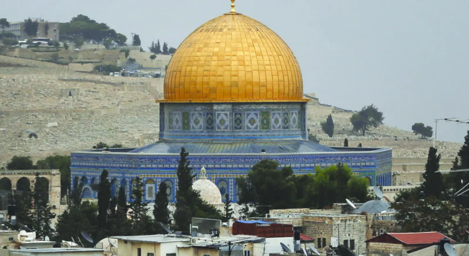 القدس القديمة وتظهر منطقة الأقصى يتوسطها مسجد قبة الصخرة المرشحة للمراقبة بكاميرات على مدار الساعة (أ.ف.ب)