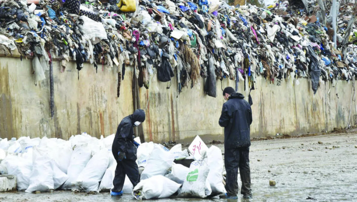تراكم النفايات عند ضفاف نهر بيروت نتيجة أزمة النفايات التي يعانيها لبنان (رويترز)